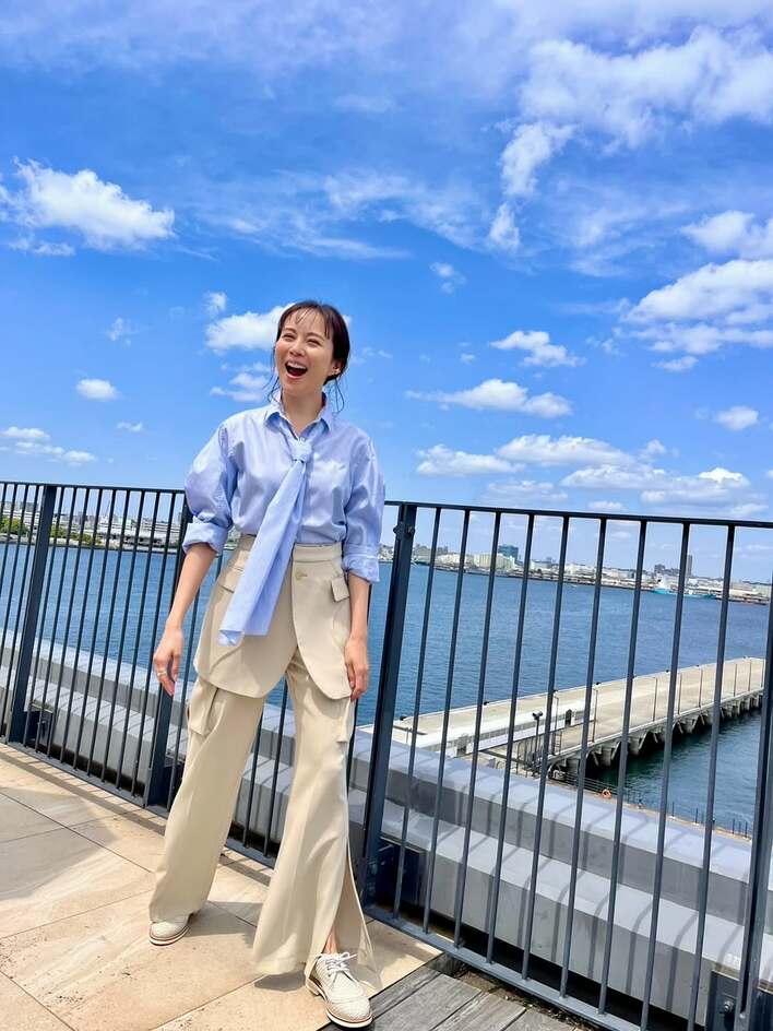 【画像7枚】比嘉愛未｢自然体の美しさ」とファン魅了！39歳の誕生日に披露したモノクロ美脚ショットを見る