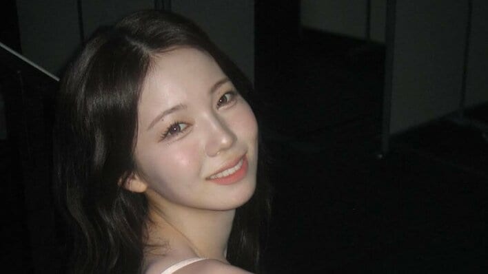 「ポニテ最強」NiziU・AYAKA 美デコルテ際立つ“レベチ”なライブオフショット公開！上目遣いのハートポーズに「リアルプリンセス」