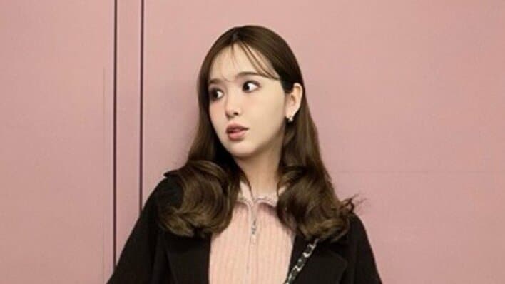 【画像】「足長い！！」第1子妊娠中・藤田ニコルのふっくらお腹に合わせたゆるっとスタイル＆“遊びを入れた”おしゃれ私服を見る