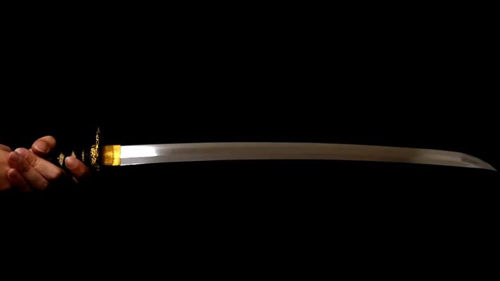 日本刀の残欠で切っ先部です。刃面は光沢が有り湾れ波紋が綺麗に