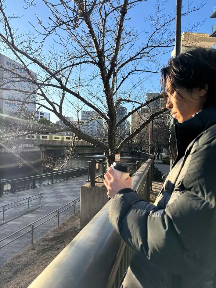 山下智久 “変装なし”で街を散策するオフショット公開！「last one