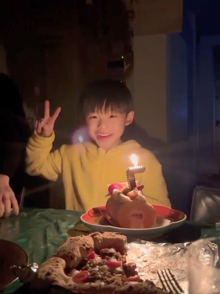 7.ファーストバースデー男の子 パパ似で格好良い」魔裟斗 7歳迎えた長男との親子ショットに反響