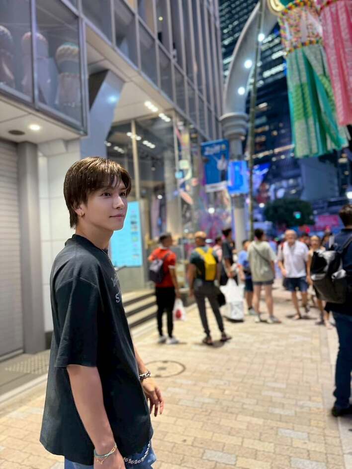 渋谷のど真ん中に！？」岩田剛典 変装なしで夜の渋谷センター街を散策