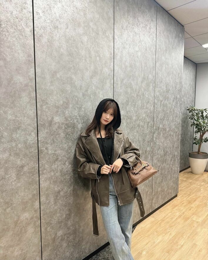 ウインクやばい」めるる トレンド“バラクラバ風”帽子&ライダース