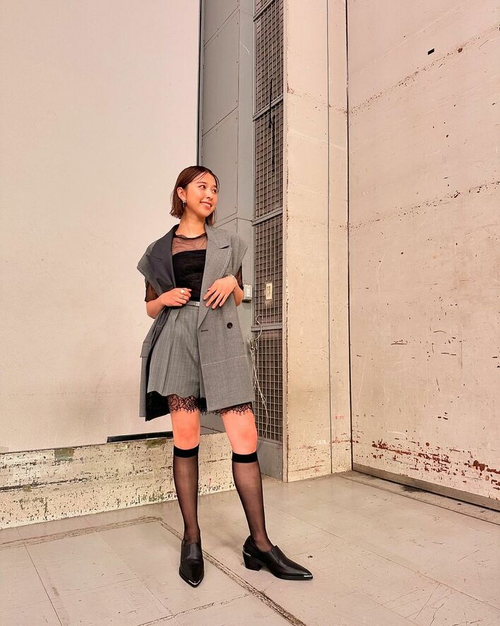 ももクロ玉井詩織「スタイル国宝級」ショートパンツのシックな衣装を