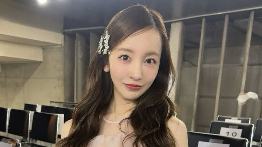 板野友美 巨大なモンチッチに挟まれる姿を公開！「ともちん幸せそう