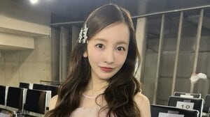 板野友美 巨大なモンチッチに挟まれる姿を公開！「ともちん幸せそう」ワンピースコーデなどガールズアワードのオフショットにファン歓喜