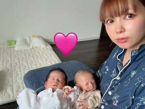 双子出産の中川翔子 ビックリ顔の入浴ショットを披露！お揃いの“バンザイ”ポーズでスヤスヤ♪「寝てる姿もイケメンすぎ」「お人形さんみたい」