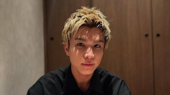 「最後の写真にやられた！」岩田剛典 花束持った笑顔ショット披露！サングラスかけたスマイルに「笑顔パワーすごい」とファンもん絶