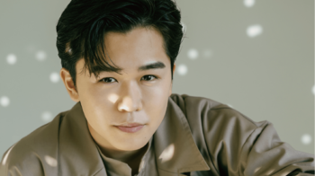 鈴木福 20歳の誕生日を目前に不思議な“舞”を披露！？「おふざけ」モノクロ写真公開に「イケメンになったな」の声