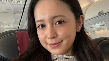 久慈暁子 生後3ヵ月娘抱いたフライトショット公開！“見つめ合った”親子の愛おしさあふれる姿に「スクスク育って…」「添えてる手が可愛くて」