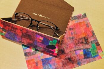 時間の積み重ねが、色彩に深みをもたらす逸品。 アーティスト・吉川真美氏の作品を起用した 「JINS｜HERALBONY ケース・セリート」4/16（木）発売