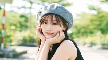 【新ショット解禁】写真集未掲載！大胆なポージングとまっすぐな笑顔のギャップがたまらない1枚が公開！日向坂46・佐々木美玲1st写真集 封入特典解禁
