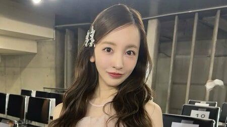 板野友美 巨大なモンチッチに挟まれる姿を公開！「ともちん幸せそう」ワンピースコーデなどガールズアワードのオフショットにファン歓喜