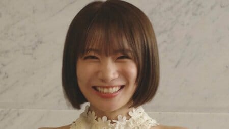 秋元真夏 “肩出し”白ドレスで大人の華やかさを披露！ふんわりシルエット×ボブヘアの大人っぽいコーデに「天使やん」「目の保養〜」
