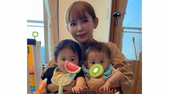 中川翔子 生後7ヵ月双子が“ふた語”で楽しそうに会話する様子を公開！兄がつかまり立ちする姿も「成長が早い！」「癒やされますね」