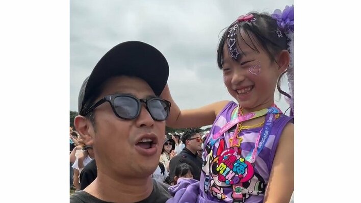 「最高な親子関係」パンサー尾形 小学2年の娘と夏休みの思い出公開！抱っこや自宅の広々リビングでの一コマに「ジーンと感動しました」