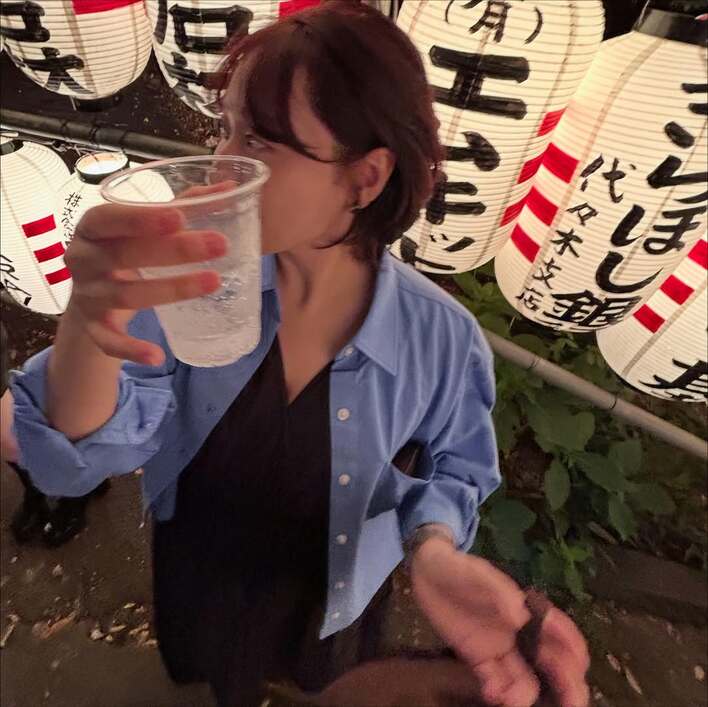 【画像10枚】「爆食いさすがです！」丸山礼がお祭りでアツアツのたこ焼きと格闘する臨場感ある3コマ写真などを見る