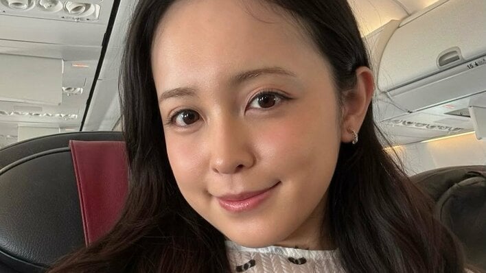 久慈暁子 生後3ヵ月娘抱いたフライトショット公開！“見つめ合った”親子の愛おしさあふれる姿に「スクスク育って…」「添えてる手が可愛くて」