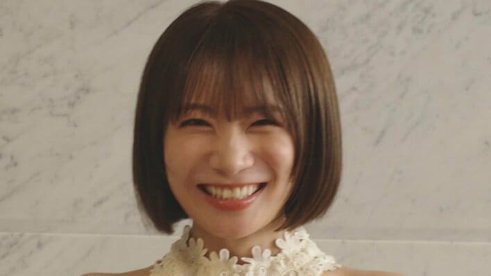 秋元真夏 “肩出し”白ドレスで大人の華やかさを披露！ふんわりシルエット×ボブヘアの大人っぽいコーデに「天使やん」「目の保養〜」
