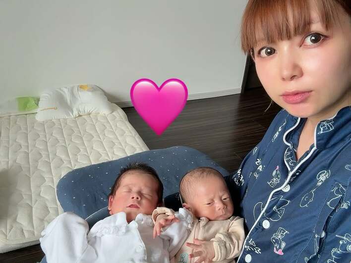 双子出産の中川翔子 ビックリ顔の入浴ショットを披露！お揃いの“バンザイ”ポーズでスヤスヤ♪「寝てる姿もイケメンすぎ」「お人形さんみたい」<br />