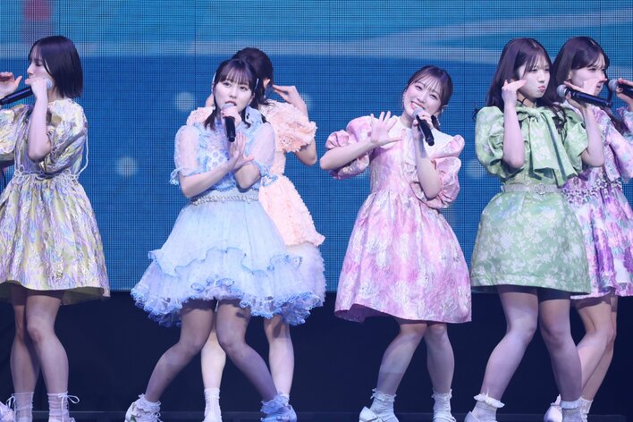 矢吹奈子 プリンセスのような衣装で登場！“なこみく”田中美久らと一緒