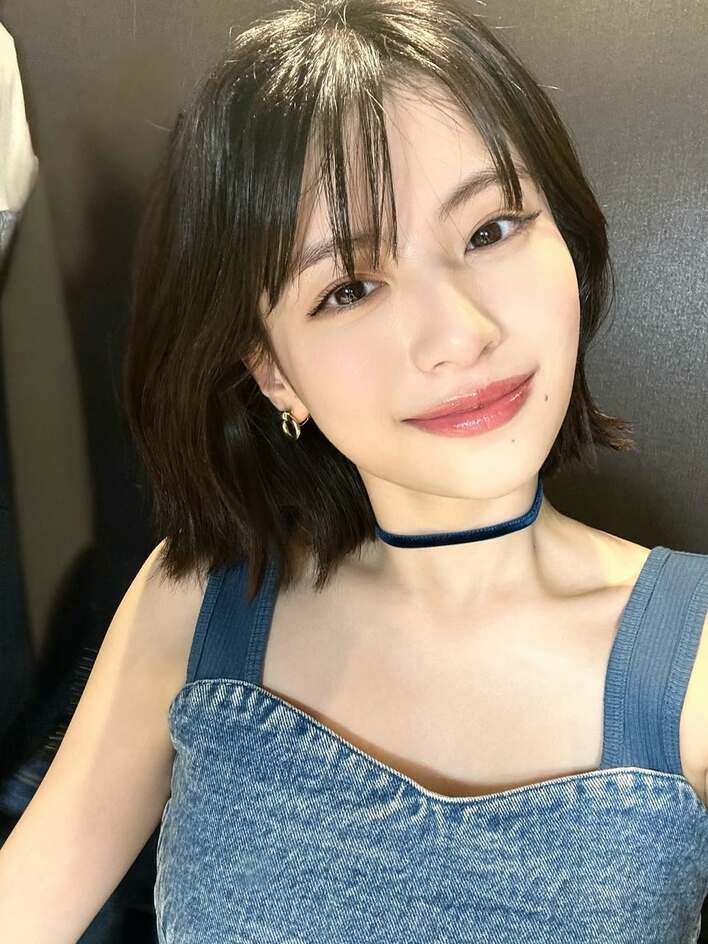 透明感 爆発しすぎぃぃ」出口夏希 “美脚＆美デコルテ”際立つ姿を