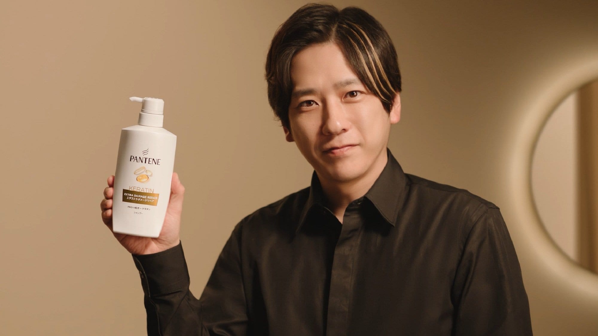 二宮和也カリスマスタイリスト役で髪にゴールドメッシュ！洗髪シーン