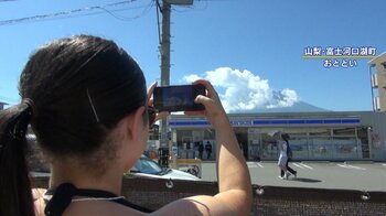 山梨『コンビニ富士山』の今…再び「幕」も高さ半分で効果なし　外国人観光客殺到で危険横断続く