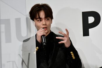 JO1鶴房汐恩、クリスマスの過ごし方は「木の枝になりたい」！？