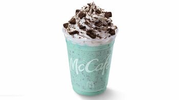 【マクドナルド】人気商品がリニューアルして登場！爽やかミント＆ザクザク食感が楽しめる「クッキー&チョコミントフラッペ」は夏にピッタリ