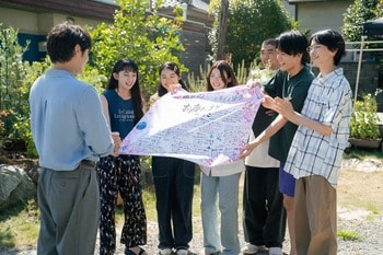 磯村勇斗へサプライズプレゼントも！生徒役を演じた11人が万感のクランクアップ『僕達はまだその星の校則を知らない』