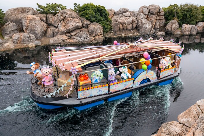 必見！】ダッフィーたちが20周年衣装に身を包み登場する水上