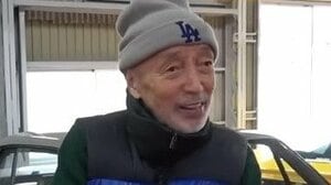 テリー伊藤 “幻の車”を眺めながら豪華ステーキ丼をパクリ！「300キロかけて来る価値ある」旧車専門店の広々カフェでのひとときに「お金が取れる博物館級」