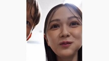 村重杏奈 18歳差の弟との“ツーショット動画”公開！くっつきそうなほど顔を寄せ合い「世界で1番うまい」弟の手作りクッキーを仲良く食べる姿を披露