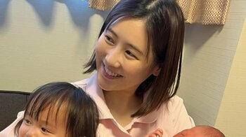 西野未姫 “そっくり”な生まれたばかりの第2子と1歳長女との3ショットを公開！出産報告に「ますます賑やかな山本家」「にこりちゃんがついにお姉ちゃんか！」