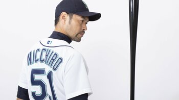 1歳愛娘がシンデレラ城前でパパをぎゅっ！イチローものまね芸人で3児の父・ニッチロー “可愛すぎ”な親子ショット公開「天使」「癒やされまくり」