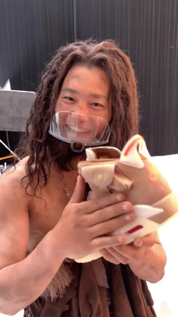 野村周平とDJ KOOが原始人姿に！再現度の高さに「全く（正体が）わからなかった」の声も