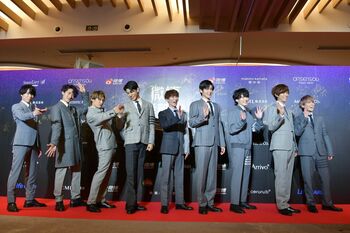 Snow Man「WEIBOといえばザリガニ」漫才さながらの掛け合いに、メンバー自ら大爆笑！