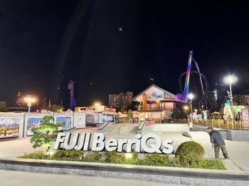 秋の夜、巨大コースターとライトアップに包まれる特別なスケートボード体験。富士急ハイランド「FUJI BerriQs SKATE PLAZA」シルバーウィーク限定のナイト営業が盛況のうちに終了！