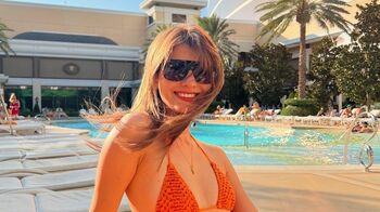 マギー 夏色ビキニ姿で美スタイル披露！髪をなびかせたおしゃれショットに「映画のワンシーンみたい」