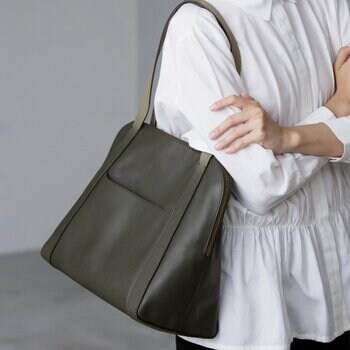 ボストンの佇まいとトートの機能美を両立。風のように軽やかな新作レザーバッグ「ボストン トート」発売