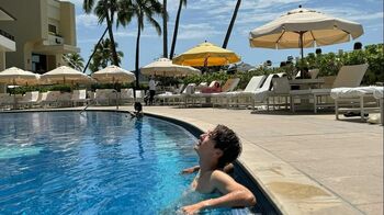 みちょぱとのハワイ結婚式が話題の大倉士門 高級ホテル「ハレクラニ」でのプール写真を公開「またすぐ泊まりたい。。」