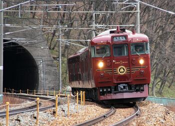 この秋「THE HIRAMATSU 軽井沢 御代田」と観光列車「ろくもん」が贈る、1日限りの宿泊プラン。信州の自然と美食を堪能する特別な旅