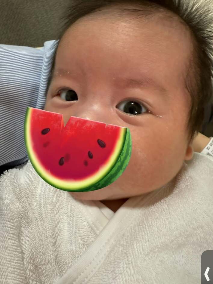 【画像13枚】「髪の毛のしなり具合も♡」中川翔子の生後1ヵ月双子が“七三分け”でキメた姿を見る