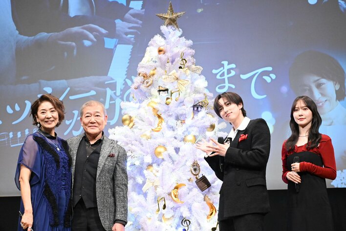 【写真35枚】クリスマスツリーを飾り付け！國村隼＆尾崎匠海らの写真を見る