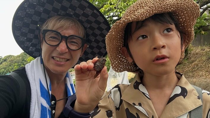「こういうお父さん最高」5児の父・つるの剛士 9歳次男との2ショットで虫取りの様子を披露！「いつまで付き合ってくれる…」としみじみ語る場面も