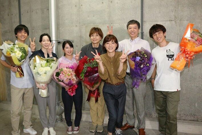 山口智子ら法医学教室の面々が感無量のクランクアップ！上野樹里から花束も
