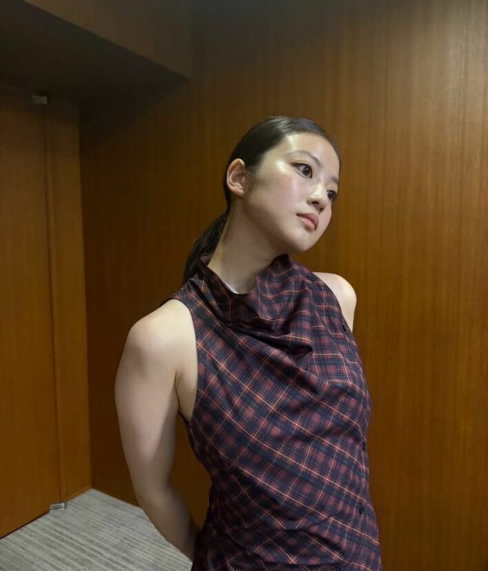 朝ドラ『あんぱん』ヒロイン・今田美桜 肩見せ上品ワンピ姿を