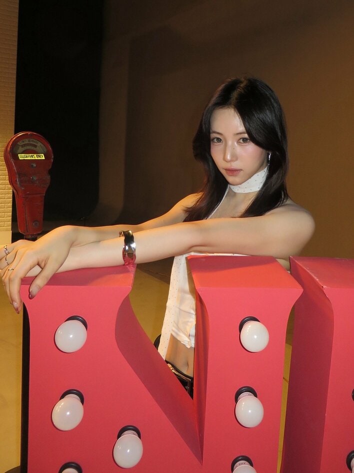NiziU・MAYA 大胆に美背中披露で「ビジュ爆発しすぎ」とファン悶絶